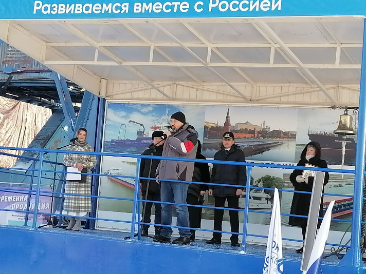 Церемония спуска на воду буксира 'Тиман'